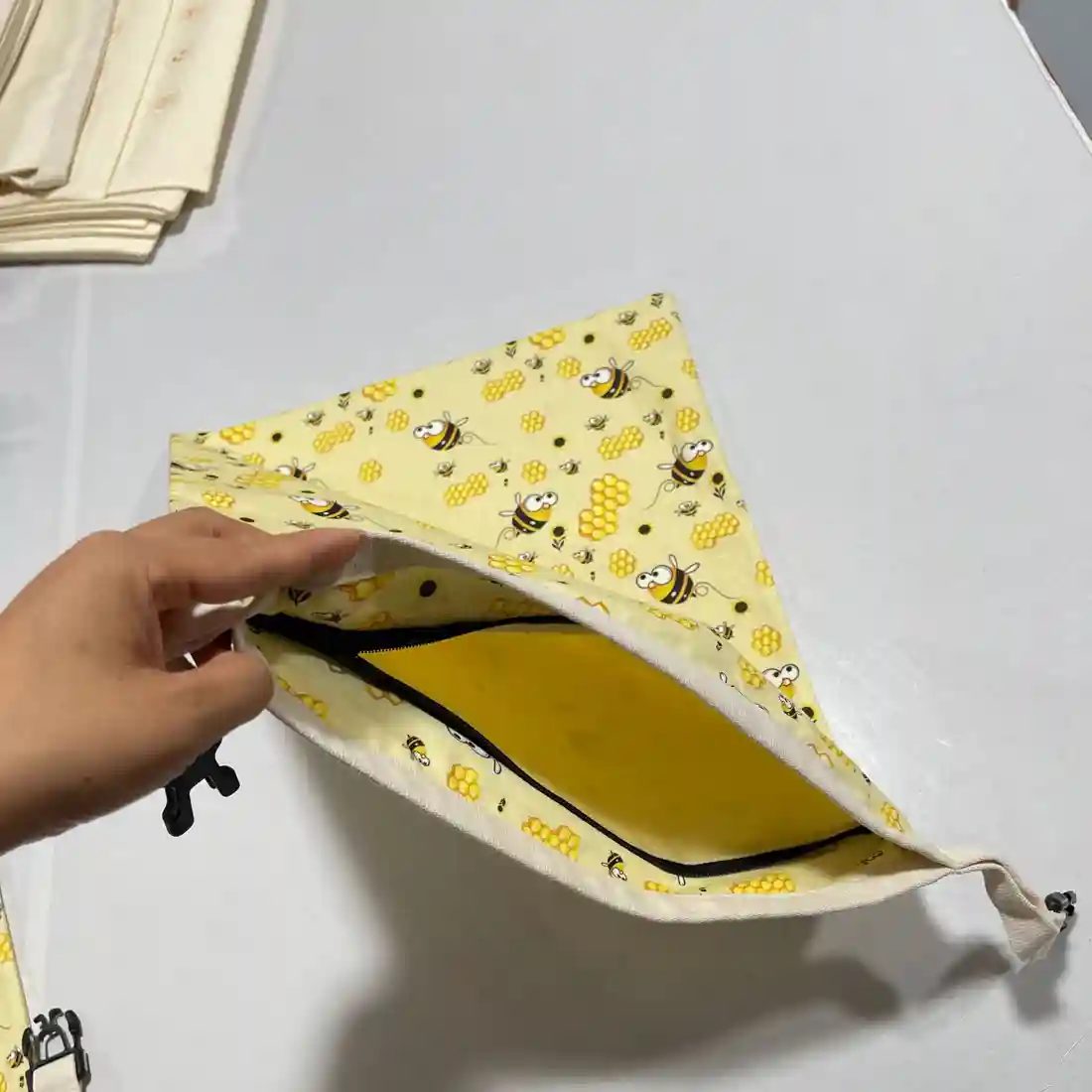 Buckle Zipper Bee