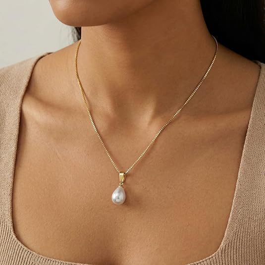 Versatile Minimalist Clavicle Chain With A Niche Design-forward Aesthetic