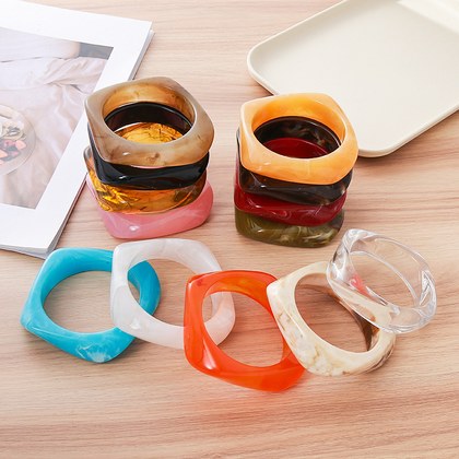 Retro Irregular Gradient Resin Bracelet For Women