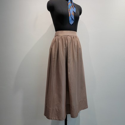 Elastic High-waisted Pleated Midi Skirt With A Flowing Full Hem For Workwear Styling